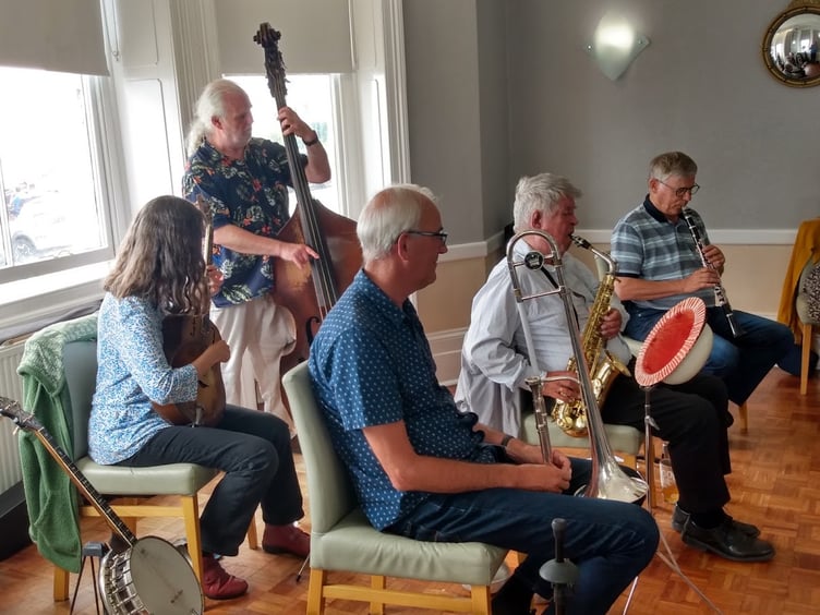 Hot Potatoes jazz band plus Thomas Gilg (clarinet)