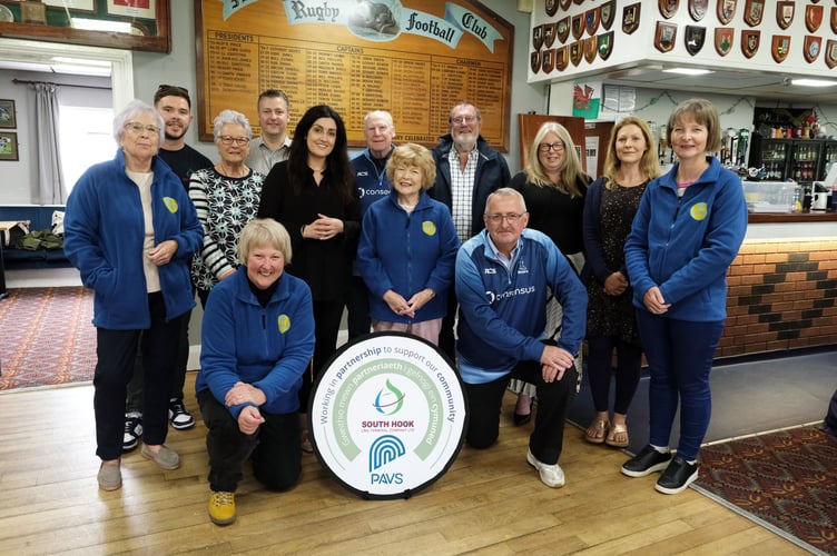 Members of the Living Memory Group with local band ‘The Elderly Brothers’, representatives of Narberth Rugby Club
Committee, South Hook LNG Terminal, PAVS and Narberth CP School