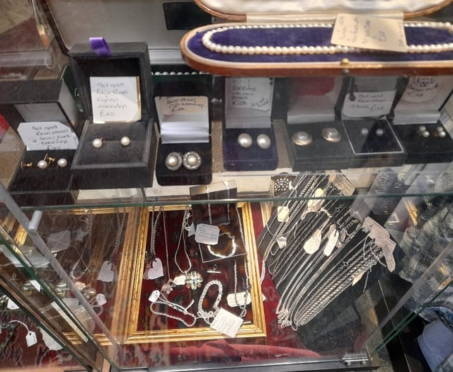 High-value jewellery theft at Narberth antiques shop