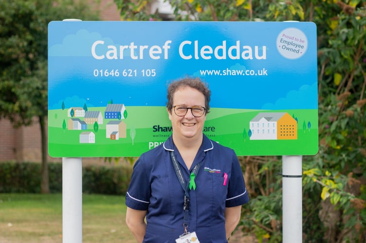 Sarah Lees, a dedicated nurse from Pembroke Dock, has been recognised with the prestigious Queen’s Nurse title by the Queen’s Nursing Institute for her outstanding contributions to community nursing.