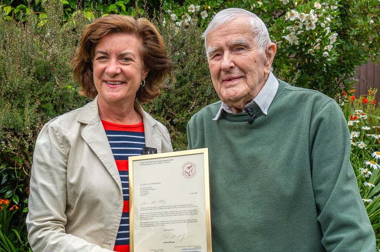 Duncan Hilling, who joined the RAF in April 1944 before transferring to the Royal Welch Fusiliers, received the tribute from Eluned Morgan in recognition of his extraordinary service during the war. 