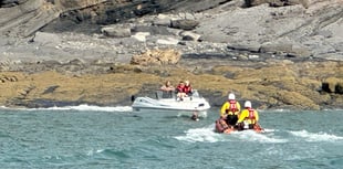 Tenby RNLI rescues boat from rocks near Saundersfoot