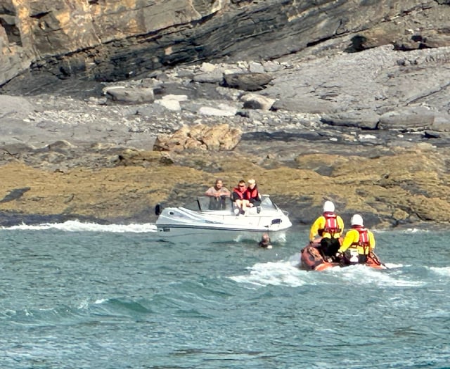 Tenby RNLI rescues boat from rocks near Saundersfoot