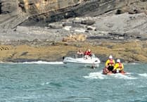 Tenby RNLI rescues boat from rocks near Saundersfoot