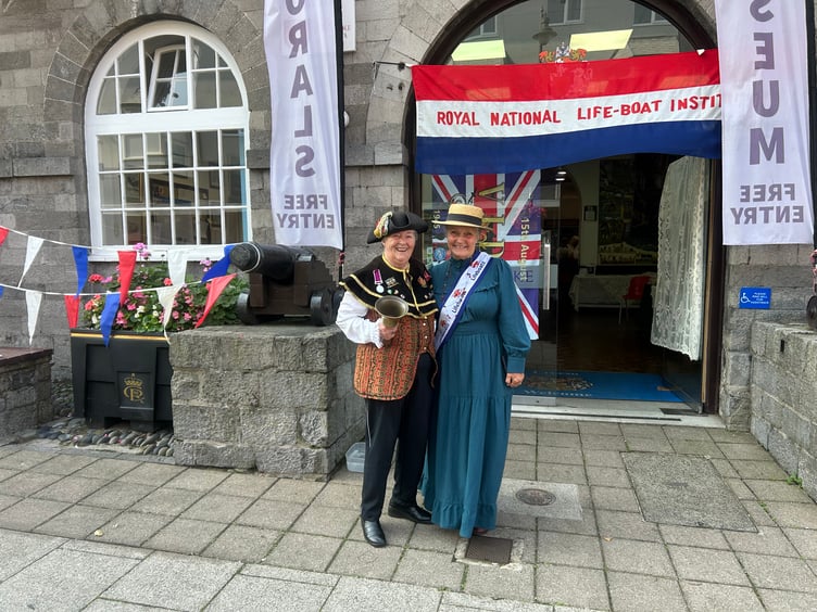 Town Crier Rose Blackburn supported the ‘One Crew’ effort.