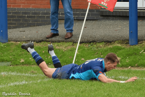 Harry Fuller scoring his second try