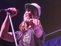 Reef mark 30 years of debut album with return to Tenby