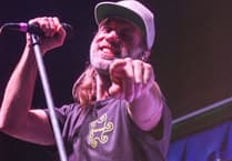 WATCH: Reef mark 30 years of debut album with return to Tenby