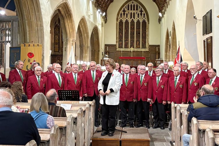 Cor Meibion De Cymru with Elaine Robins, Musical Director, in the magnificent St Mary's Parish
Church, Tenby
(Photo: Lesley Cleary