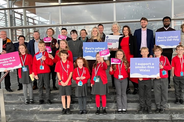 Minister for Mental Health and Wellbeing Sarah Murphy with school children and supporters of the Tobacco and Vapes Bill