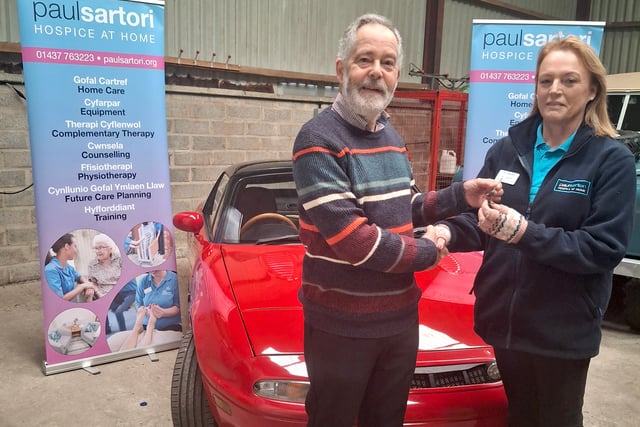 Generous car donation raises £5,500 for Pembrokeshire Hospice