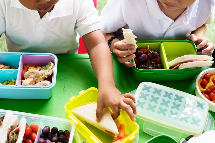 Kids eating lunch at elementary school