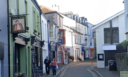 Tenby pub plans retractable canopy plans