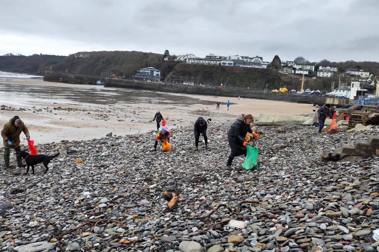Saundersfoot beach clean