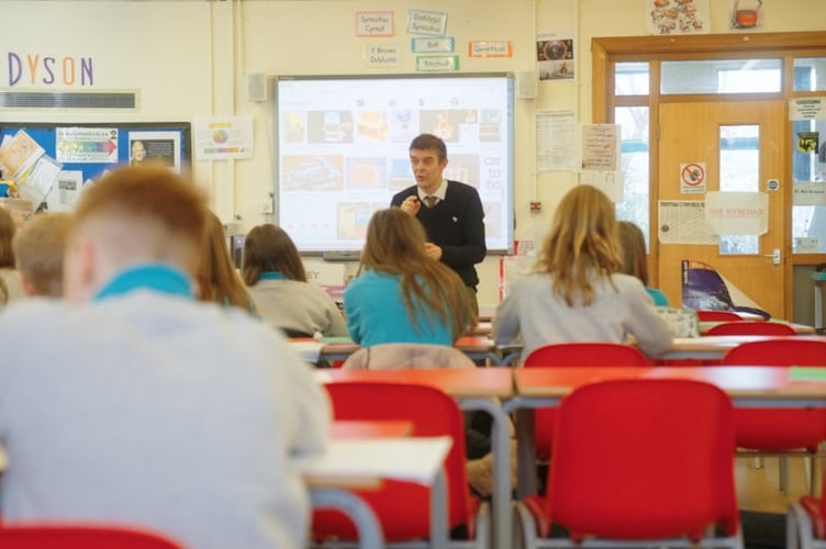 Applications open for Welsh-speaking teachers looking to switch to secondary schools