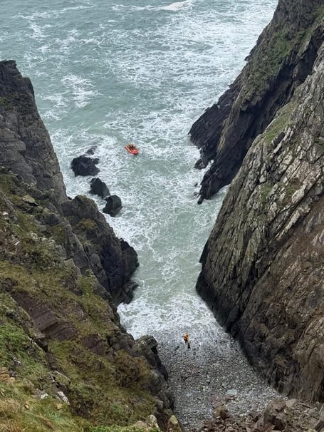 St Davids RNLI was requested to assist with the recovery of a dog that had gone over cliffs west of Porth y Rhaw.
