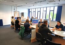 Allan o waith ac yn chwilio am gymorth? Cysylltwch â ni!