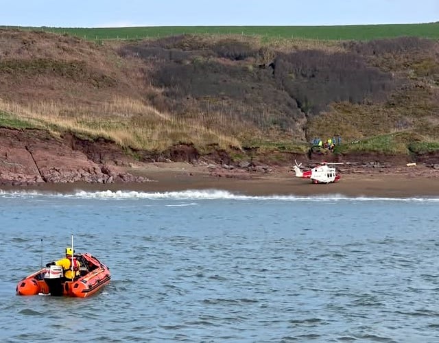 Tenby RNLI assists Swanlake Bay hypothermia victim evacuation