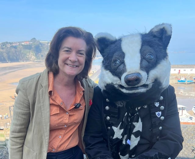 First Minister's campaign visits Tenby amid steampunk festivities