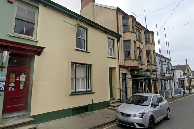 permission for a change of use of 26 High Street, St Davids from a hairdressing salon to a family friendly coffee bar and children’s playroom.