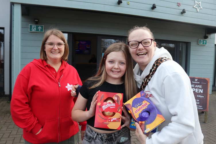 Vikki Phillips with families and their Easter Eggs at Heatherton