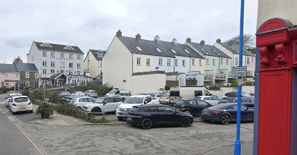 Over the winter period, county councillor for the seaside village’s south ward, Cllr Chris Williams said that he has been contacted by a number of residents, and visitors to the village, alongside members of Saundersfoot Community Council regarding concerns with the short-term stay car park situated on Milford Street.