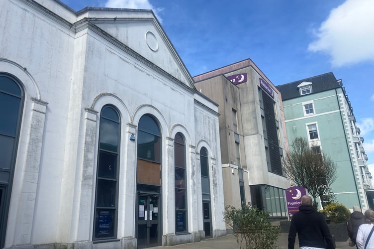 Plans to turn Tenby’s former Poundland and Royal Playhouse cinema to a retro computer gaming lounge have been approved by the National Park.