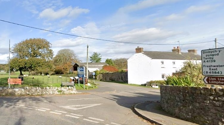 The proposed site forms part of a walled garden and agricultural land to the south of Lower Lamphey Park