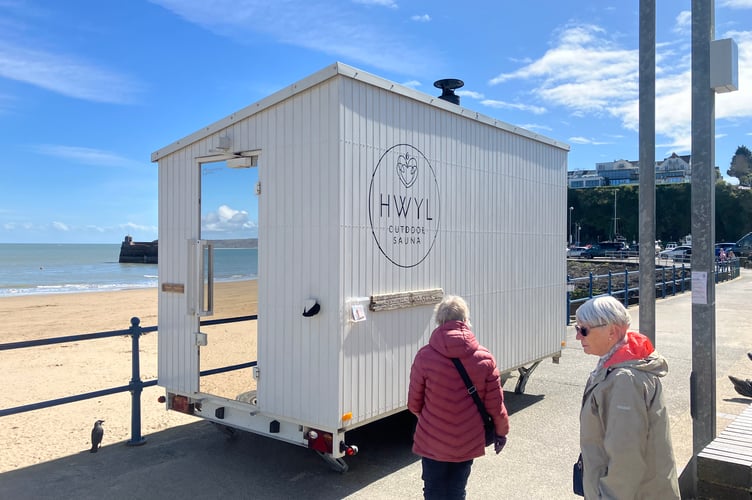 Calls to allow the permanent siting of an award-winning Saundersfoot outdoor sauna, that sits on the seaside village’s harbour seafront, have been submitted to the National Park.