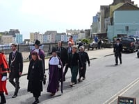Tenby honours former Mayor Trevor Hallett with grand procession