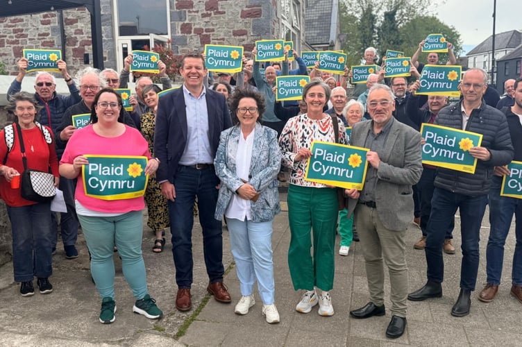 With one week to go until the Senedd election, Plaid Cymru Leader Rhun ap Iorwerth visited Narberth, joining the party’s lead candidate for Ceredigion Penfro Elin Jones to meet with residents.