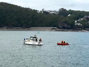 Tenby RNLI rescues stranded boat