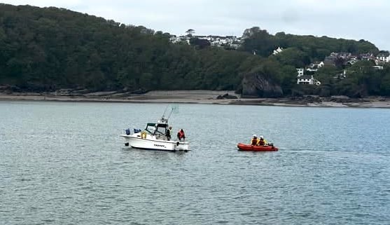 Tenby RNLI rescues stranded boat