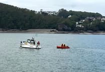 Tenby RNLI rescues stranded boat after engine fails