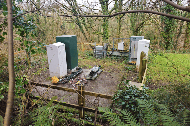 photos of the decommissioned mast near the cemetery in Tenby
