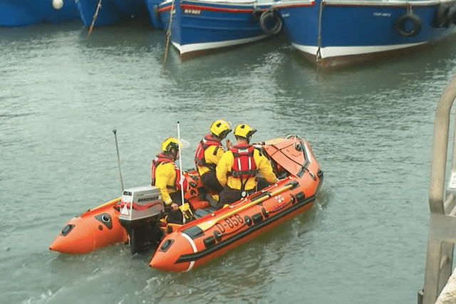 Tenby RNLI responds to paddleboarders in difficulty