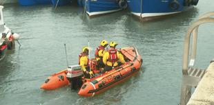 Tenby RNLI responds to paddleboarders in difficulty