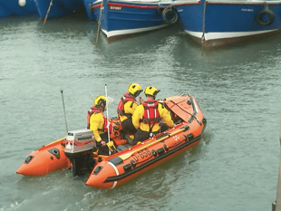 Tenby RNLI responds to paddleboarders in difficulty