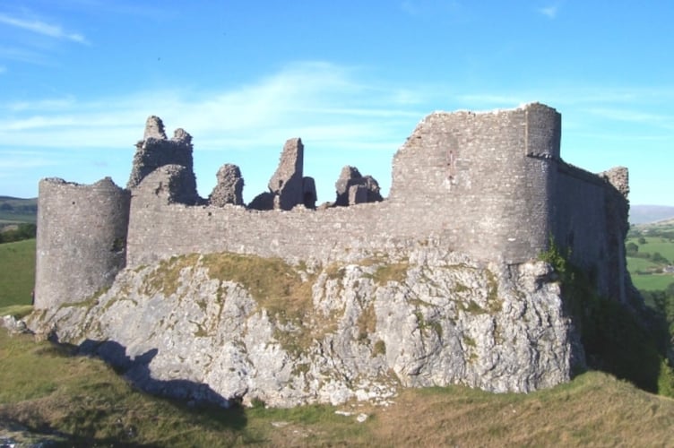 Carreg Cennen Castle near Llandeilo in Carmarthenshire. By Cered usable under Creative Commons Licence.