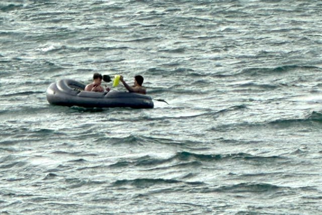 Tenby RNLI rescues two from deflating dinghy