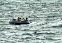 Tenby RNLI rescues two from deflating dinghy