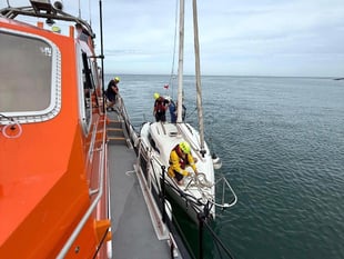 Tenby RNLI lifeboat rescues yacht