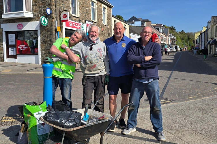 James and Steve from Saundersfoot in Bloom, assisted by Paddy and Ray from Saundersfoot Rotary who worked together to help with the preparation of the planters