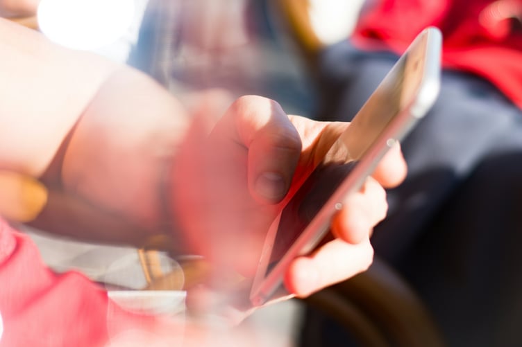 The Welsh Government will issue statutory guidance aimed at restricting mobile phone use during the school day