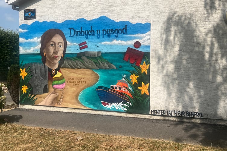 A spokesperson for Tenby primary school, Ysgol Hafan Y Môr shared: “A huge thank you to Menter Iaith Sir Benfro for organising for the talented artist Lloyd the Graffiti to paint the front wall of our school to celebrate Eisteddfod y Garreg Las, which is coming to Pembrokeshire from 1st–8th August.