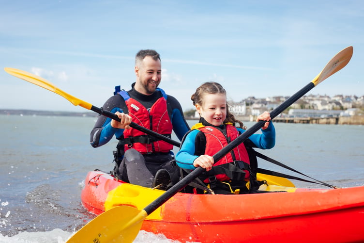 Children aged 11–17 can try paddleboarding and kayaking for free on selected dates in August.
