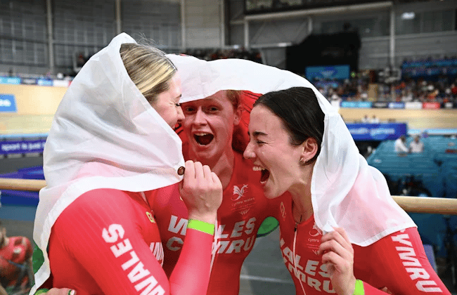Emma Finucane, Rhian Edmunds and Lowri Thomas got their campaign off to a flying start in Thursday’s opening session, qualifying fastest for the Women’s Team Sprint gold medal final, whilst setting a new Games record.