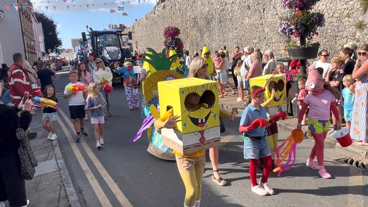 Fun-tastic fancy-dress and floats on show at Tenby Firefighters Carnival 2026!