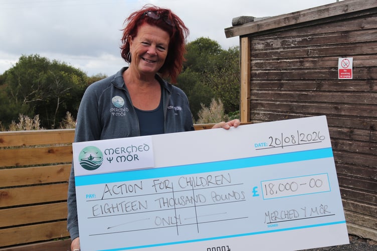 helen with cheque
Helen Heaton from Merched y Mor