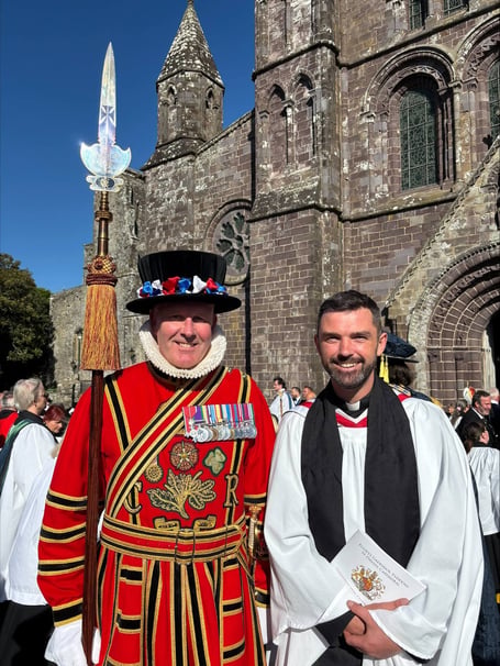 Rev’d Robert Moore, Priest in Charge at Narberth Benefice, was delighted to meet local Narberth boy Wayne Eynon, who was one of the Yeomen of the Guard present in all their ceremonial splendour at St Davids on September 8. 